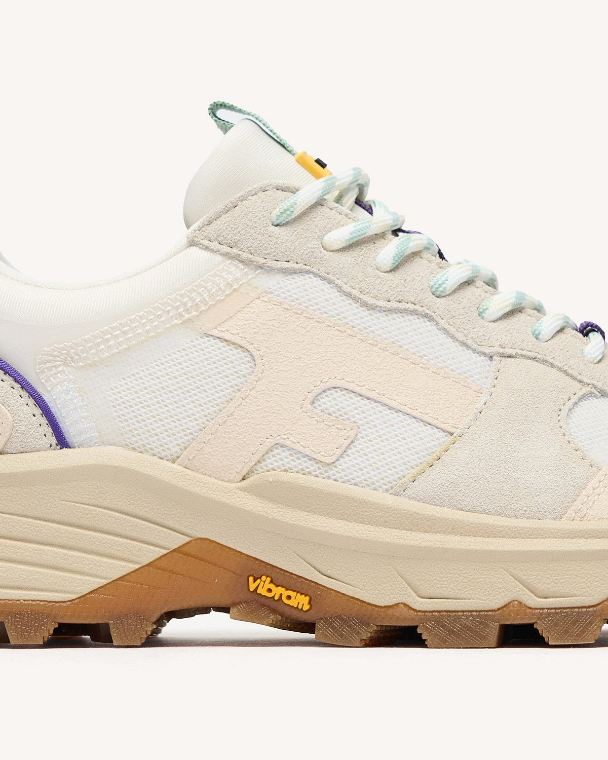 Zapatillas blancas y beige