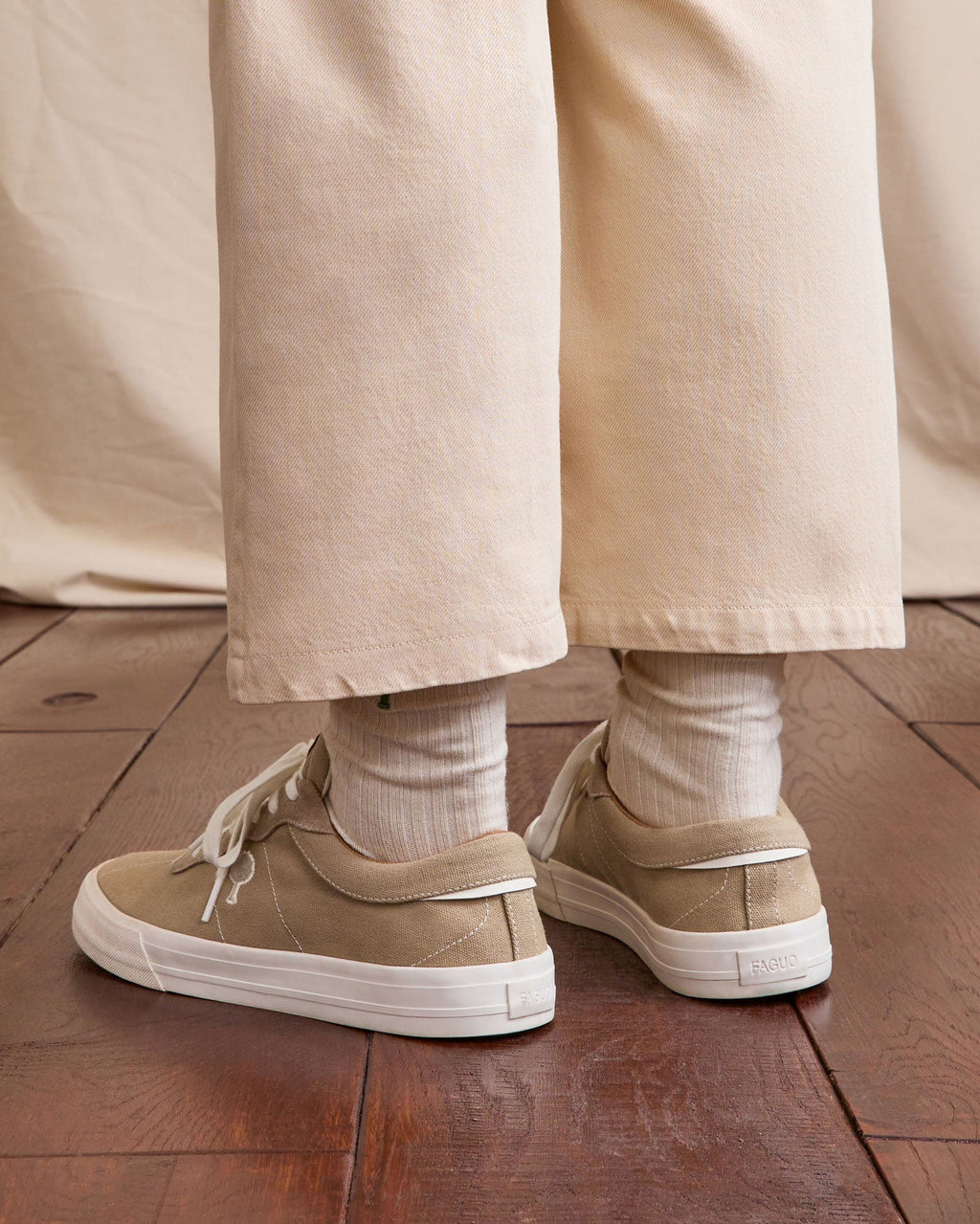 Sneaker in tela beige