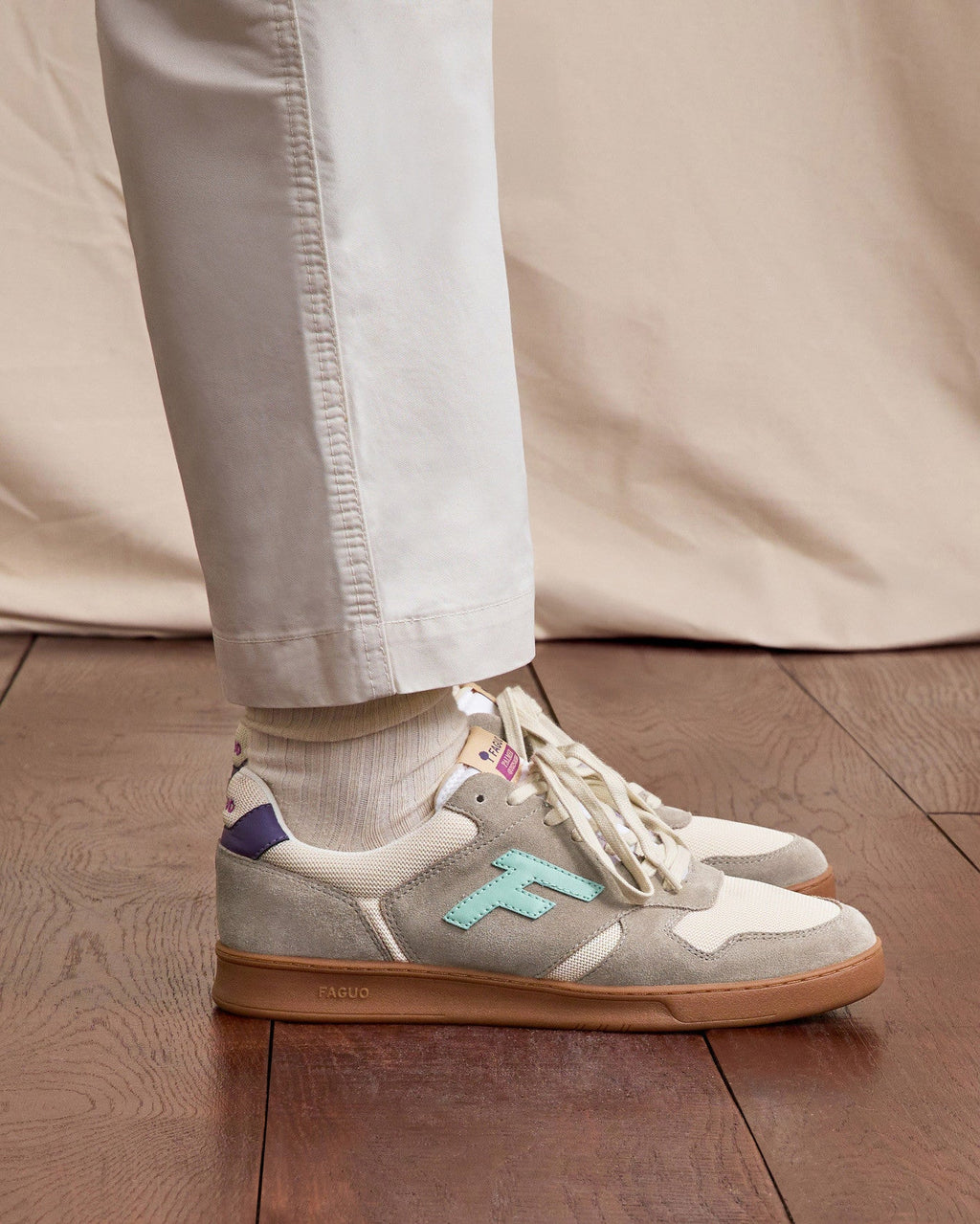 Zapatillas de ante beige y caqui claro
