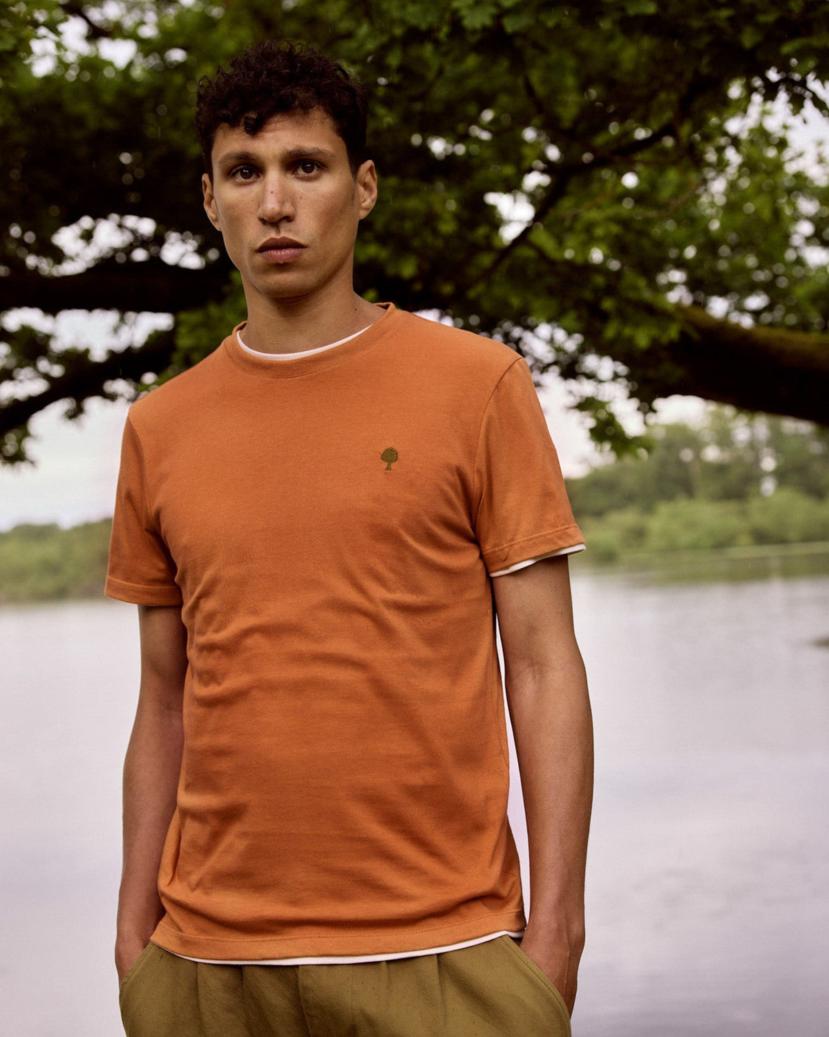 Camiseta color ladrillo claro de algodón reciclado