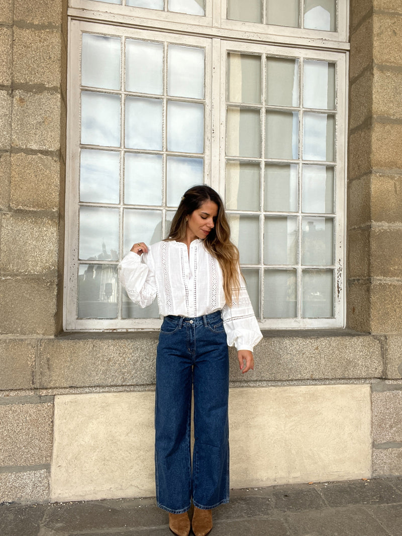 Blouse Blanche Avec Des Broderies Colombe