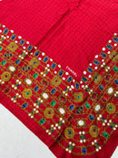 Foulard Chanel – Modèle Rouge Monogramme Et Bijouterie