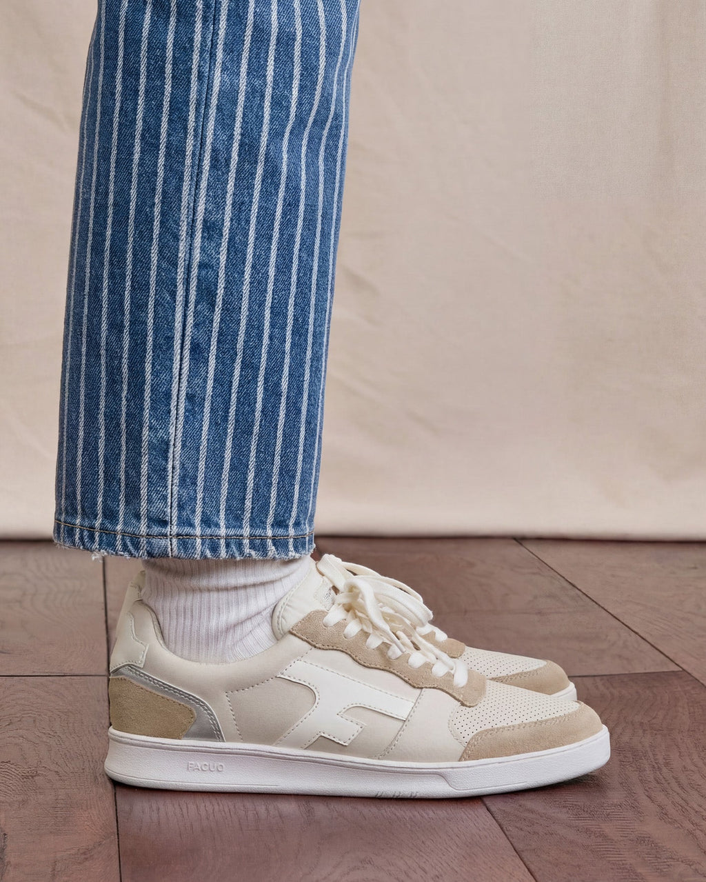 Sneaker color crema e argento in pelle
