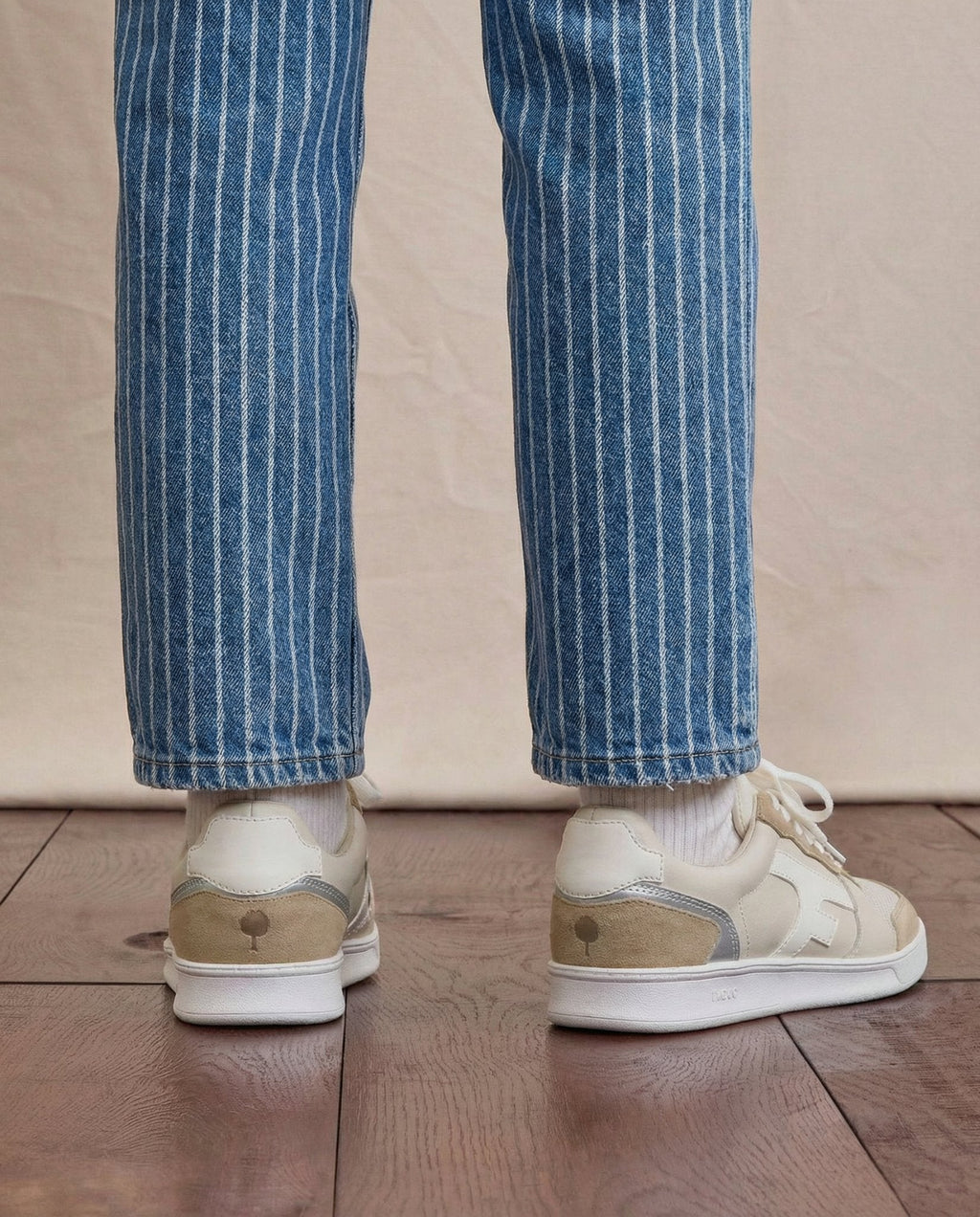 Sneaker color crema e argento in pelle