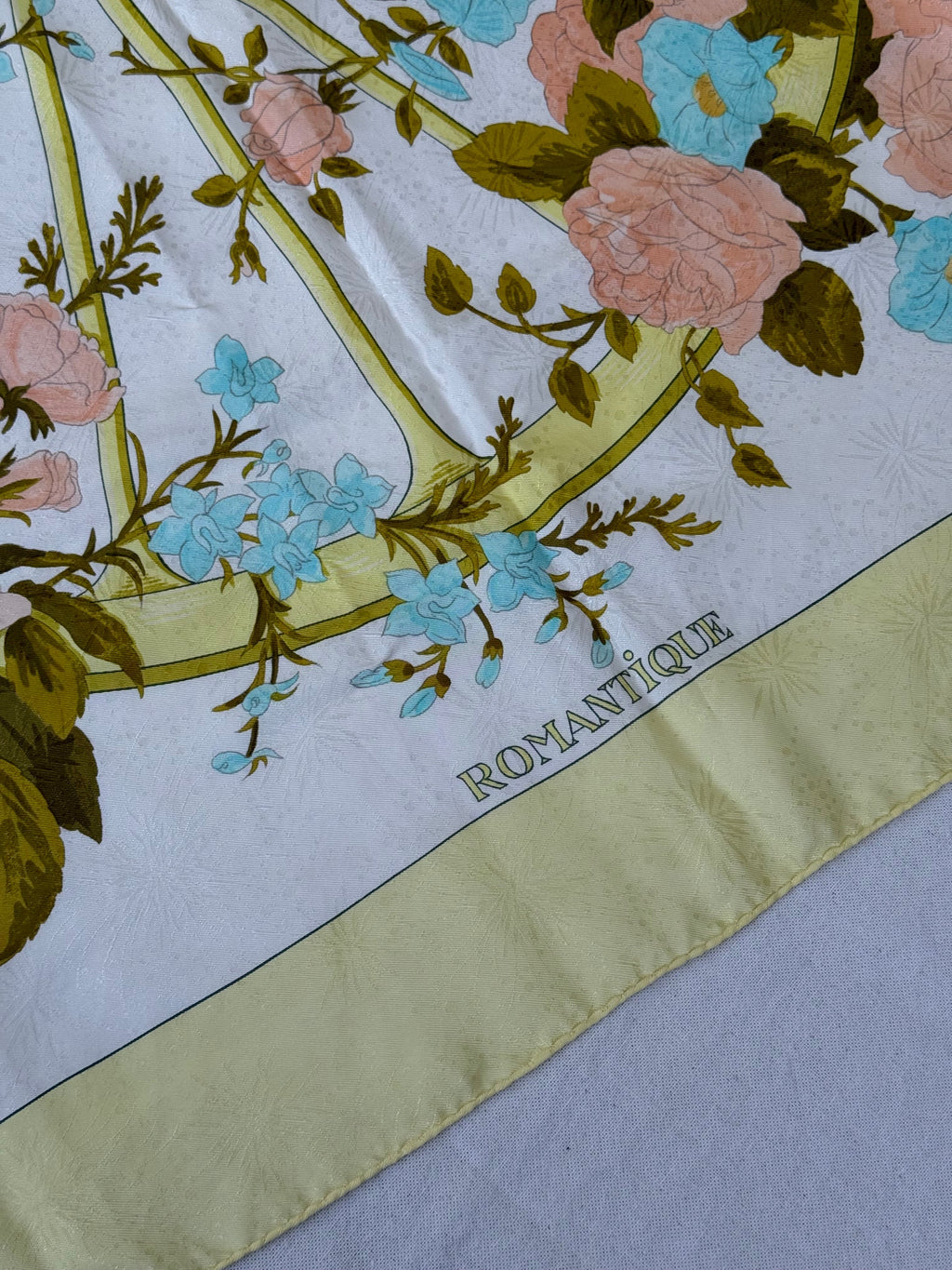 Foulard Hermès – Modèle Romantique