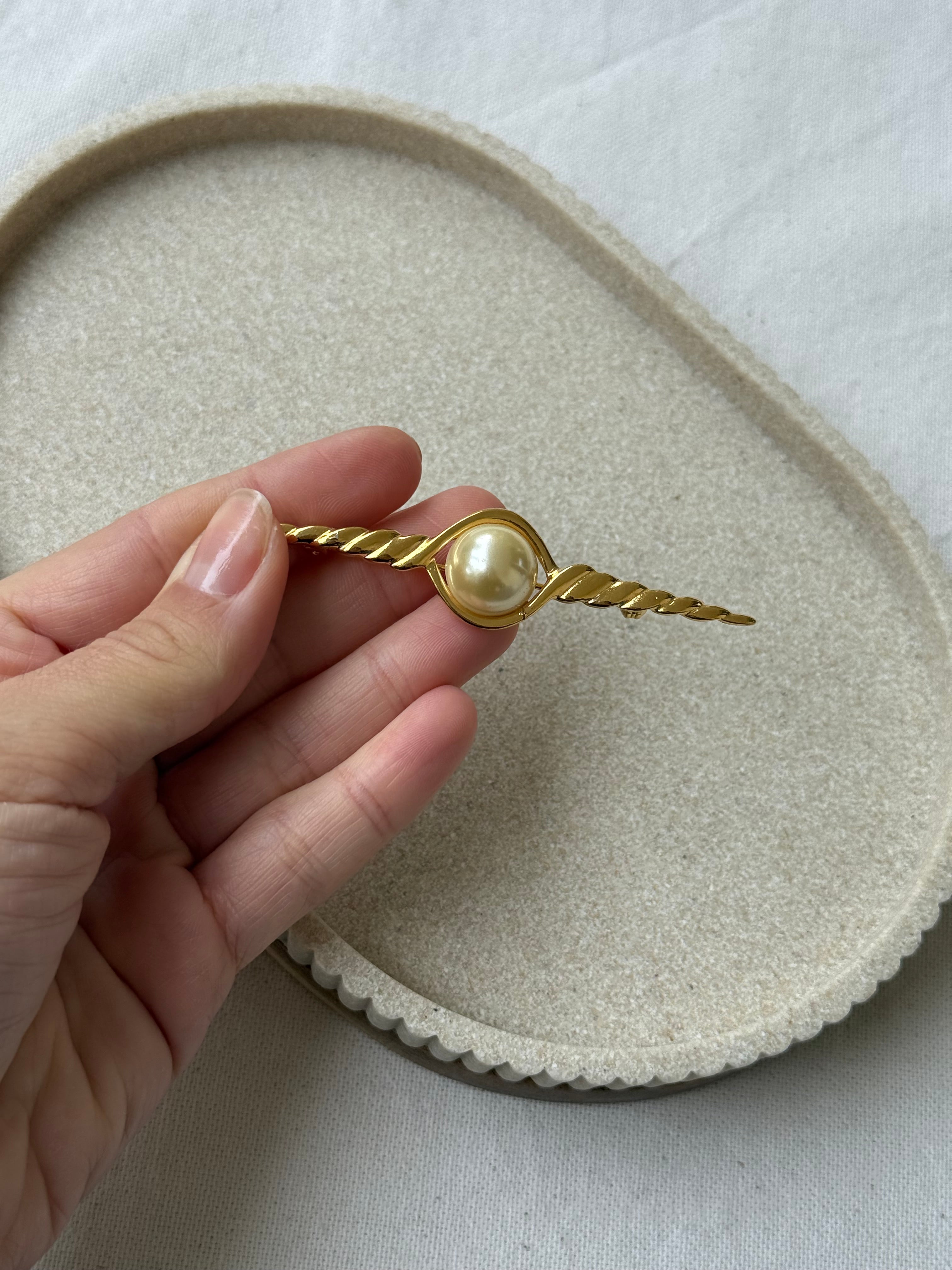 Broche Vintage - Forme Barrette Torsadée Et Perle