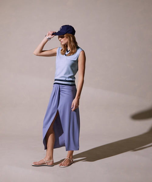 Camiseta pequeña con cuello en V en contraste - Azul cielo - Mujer