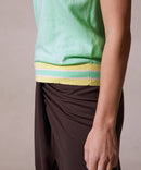 Camiseta pequeña con cuello en V en contraste - Verde agua - Mujer