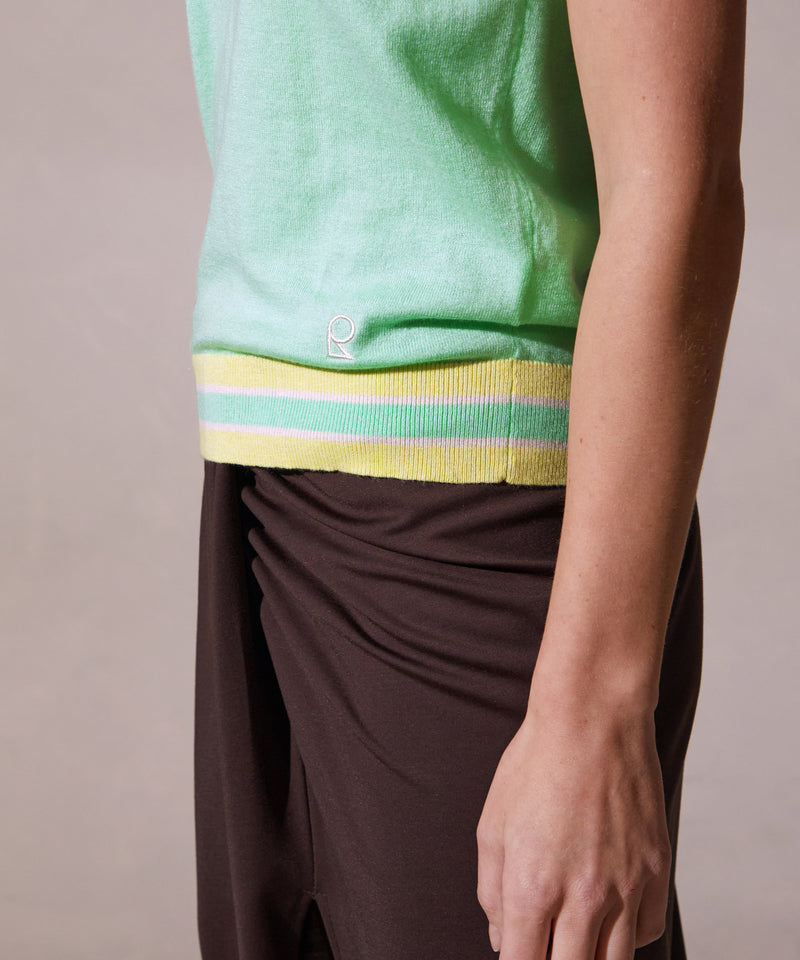 Camiseta pequeña con cuello en V en contraste - Verde agua - Mujer