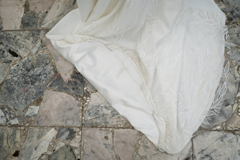 Vestido de novia de ópalo con cinturón pequeño - Blanco seda