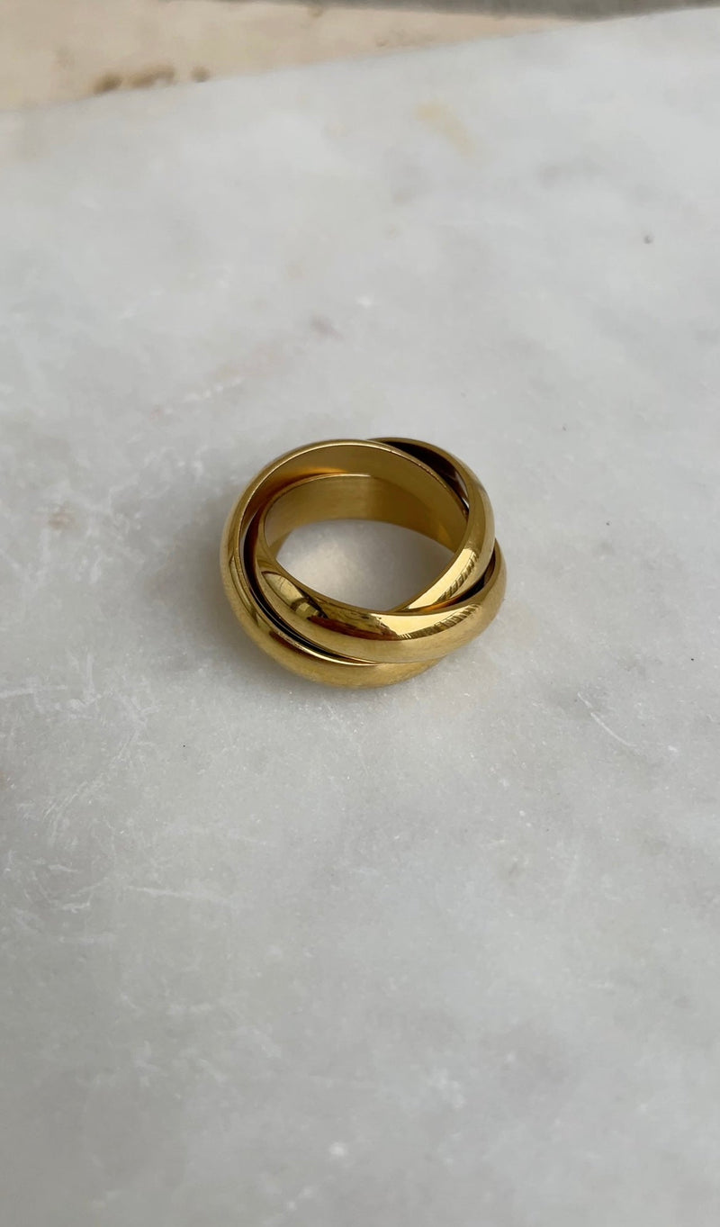 Anillo con cordones atrevidos