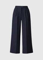 An'ge – Hose Patila Marine, weite marineblaue Hose mit feinen weißen Streifen, Vorderansicht