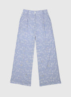 An'ge – Pantalon Ralya Rayure, pantalon large bleu clair avec broderies florales blanches, vue de face