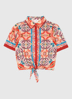 An'ge – Chemise Saturna Folka Corail, chemise à manches courtes et motif floral coloré, nouée sur le devant