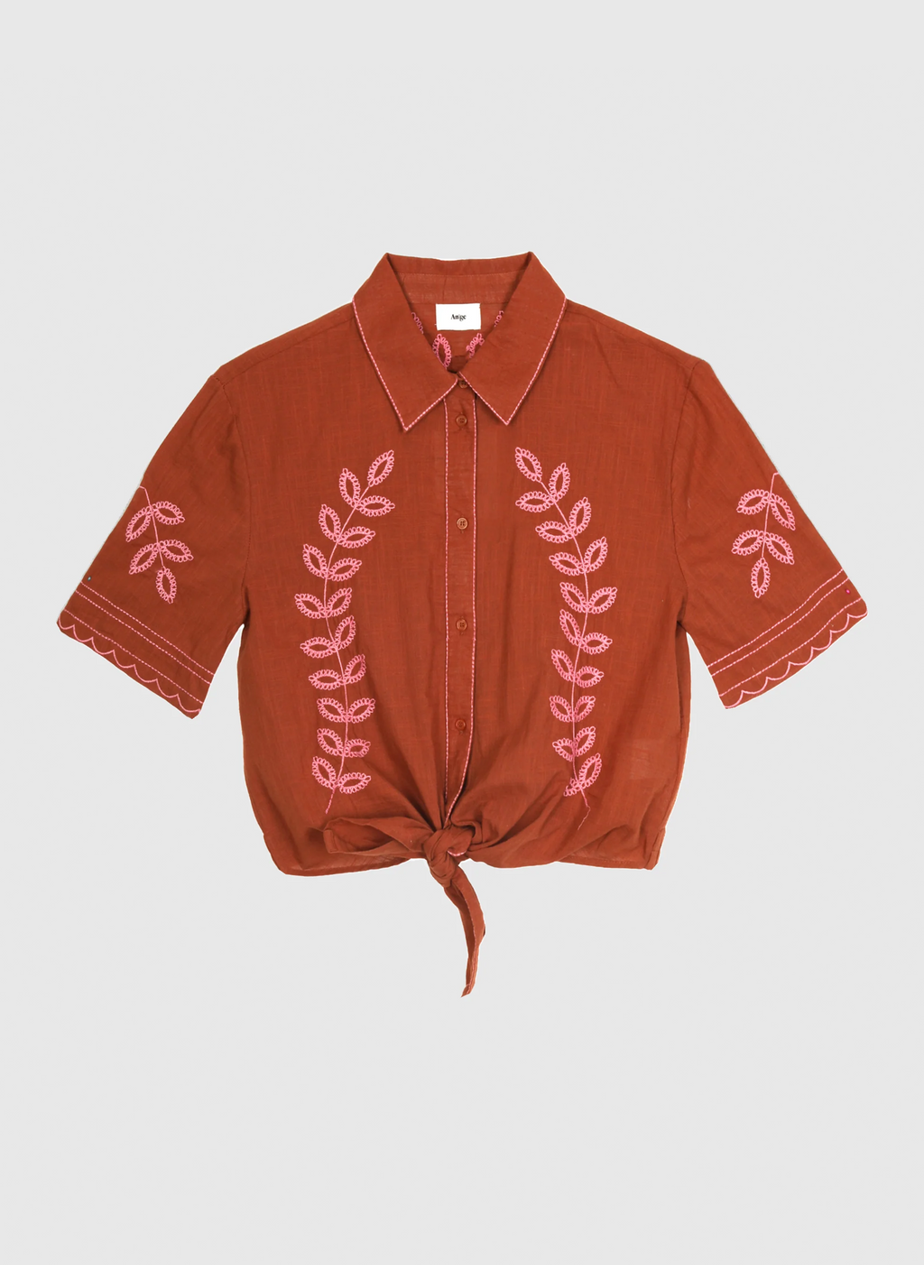 An'ge – Chemise Silona Caramel, chemise courte en coton marron avec broderies roses, vue de face
