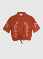 An'ge – Chemise Silona Caramel, chemise courte en coton marron avec broderies roses, vue de face