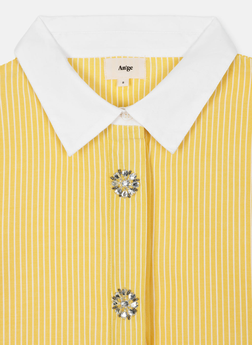 An'ge – Chemise Sylana Jaune, gros plan sur le col blanc et les boutons bijoux d'une chemise jaune rayée