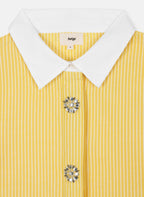 An'ge – Chemise Sylana Jaune, gros plan sur le col blanc et les boutons bijoux d'une chemise jaune rayée