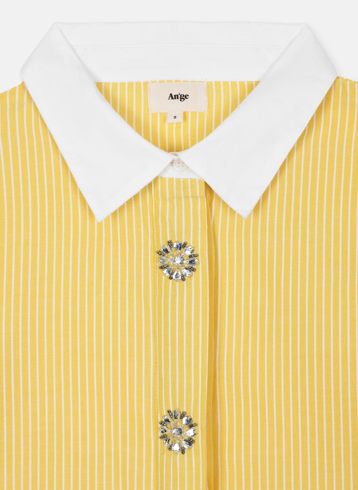 An'ge – Chemise Sylana Jaune, gros plan sur le col blanc et les boutons bijoux d'une chemise jaune rayée