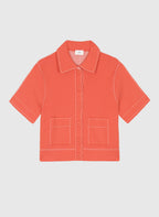 An'ge – Gilet Lebilly Piment, chemise corail à manches courtes et surpiqûres blanches, vue de face
