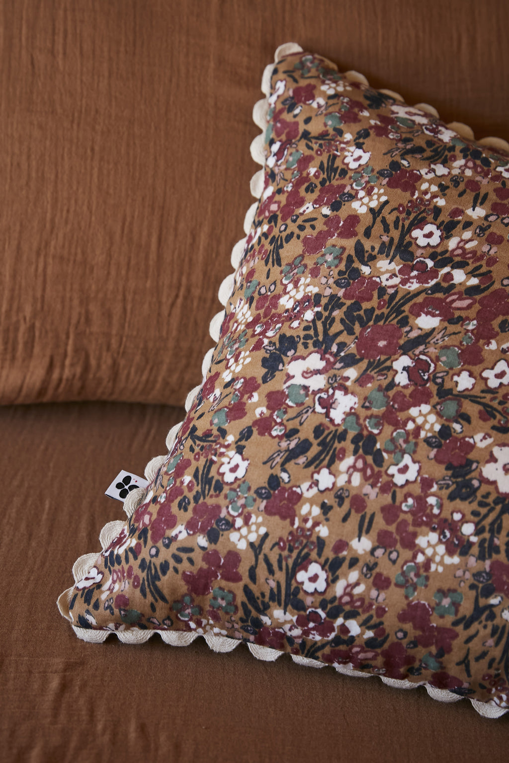 Capucine - Cojín con funda desenfundable de gasa de algodón estampada - Camel