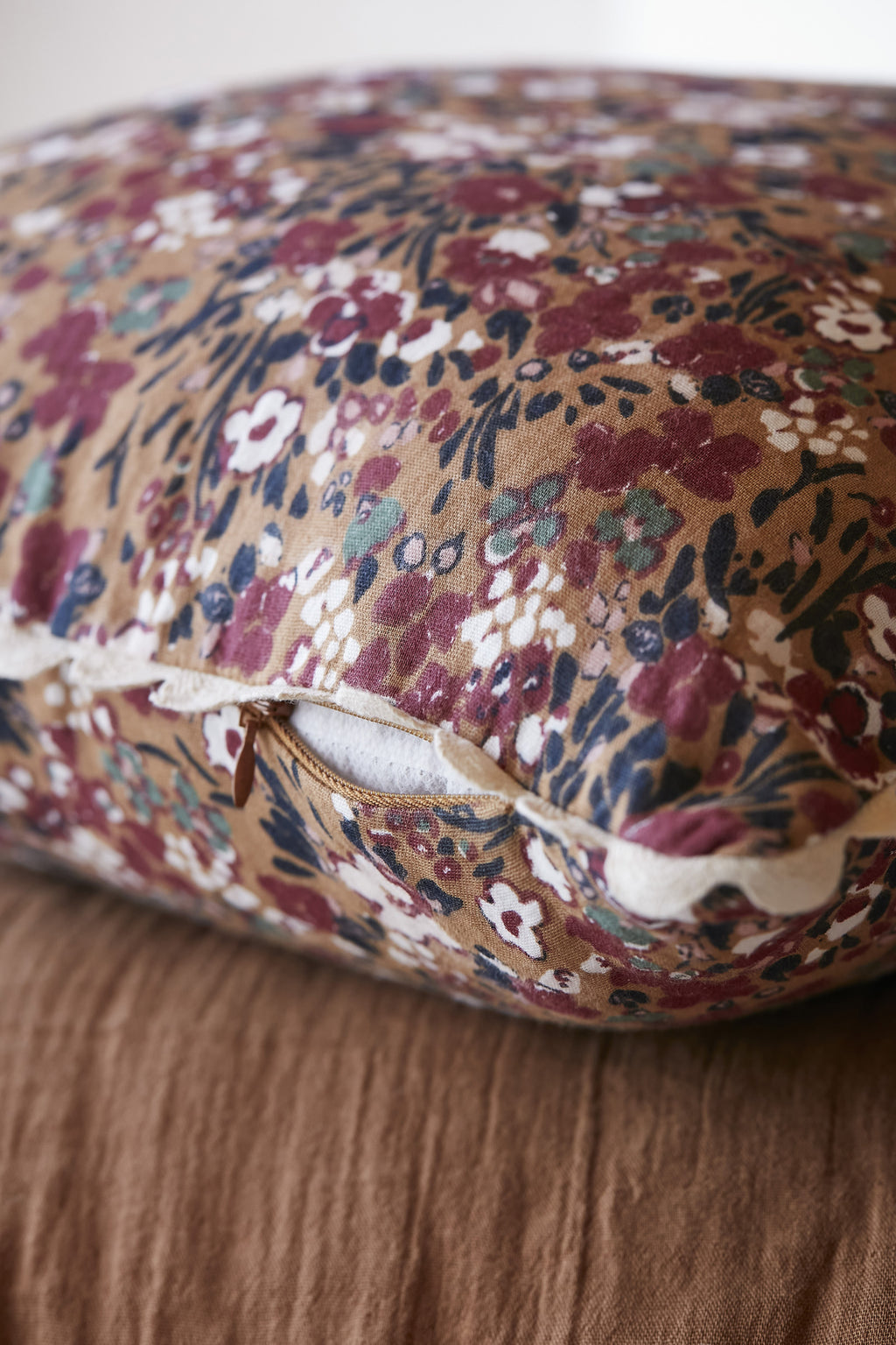 Capucine - Cojín con funda desenfundable de gasa de algodón estampada - Camel