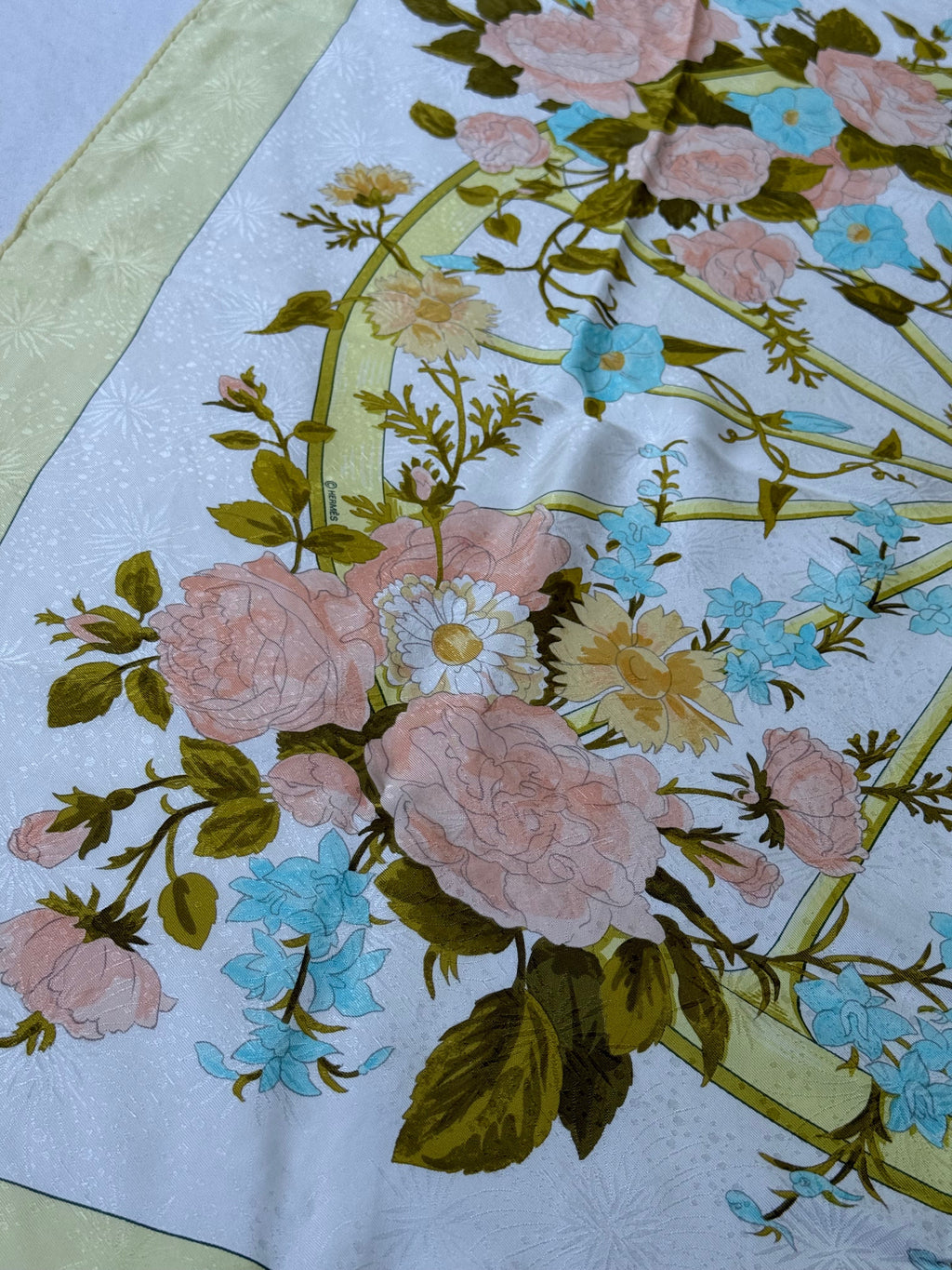 Foulard Hermès – Modèle Romantique