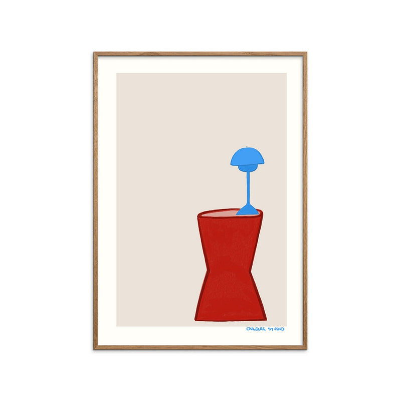 Engberg Studio - Lámpara azul sobre una mesa roja