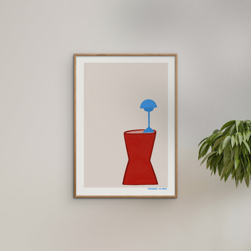 Engberg Studio - Lámpara azul sobre una mesa roja