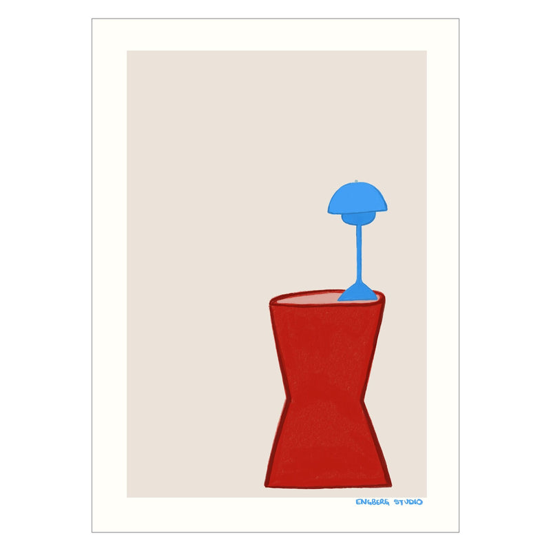 Engberg Studio - Lámpara azul sobre una mesa roja