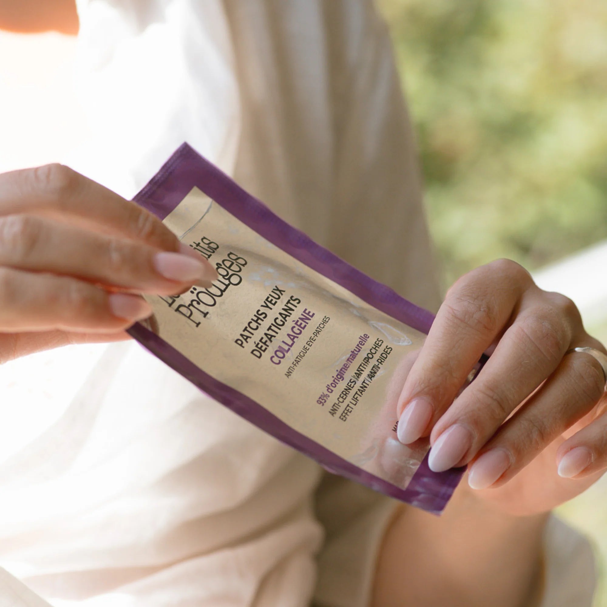 Ouverture d'un sachet de patchs yeux au collagène Les Petits Prödiges
