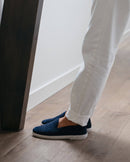 Chausson homme laine, bleu marine Angarde porté close up