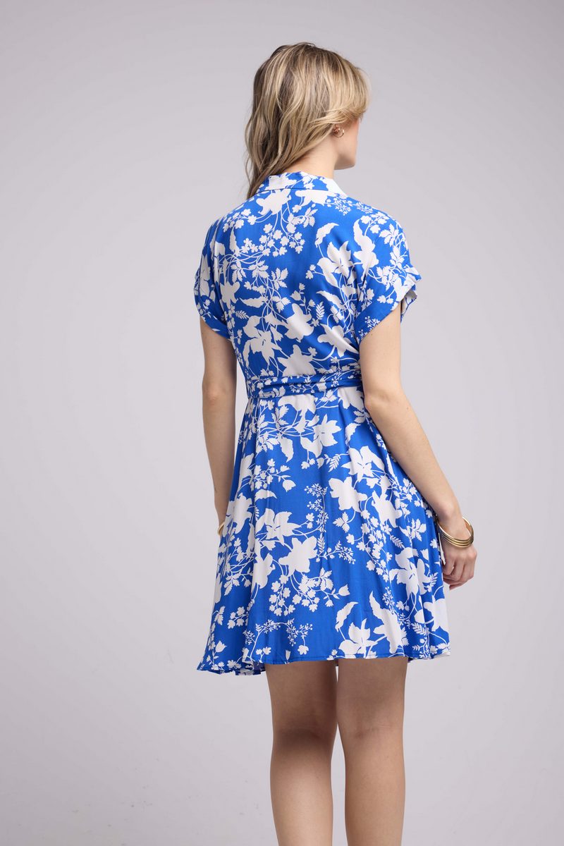 Vestido Corto De Manga Corta - Grandes Flores Azules