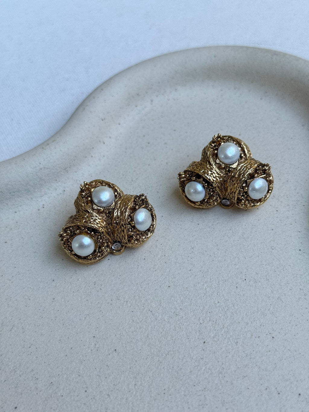 Boucles D’Oreilles Vintage - Résine Dorée Et Perles