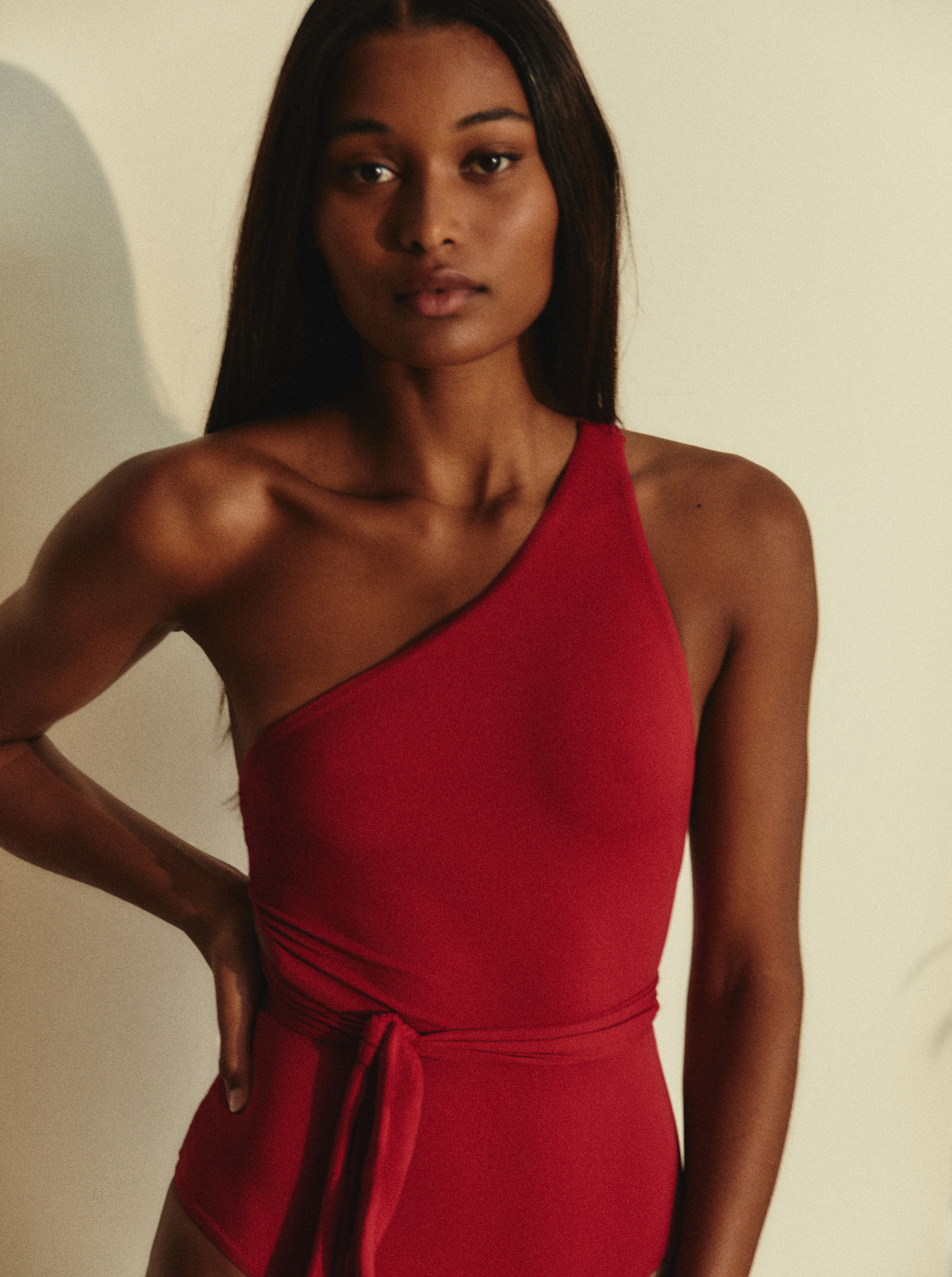 Une Pièce Cherry Red épaule nu