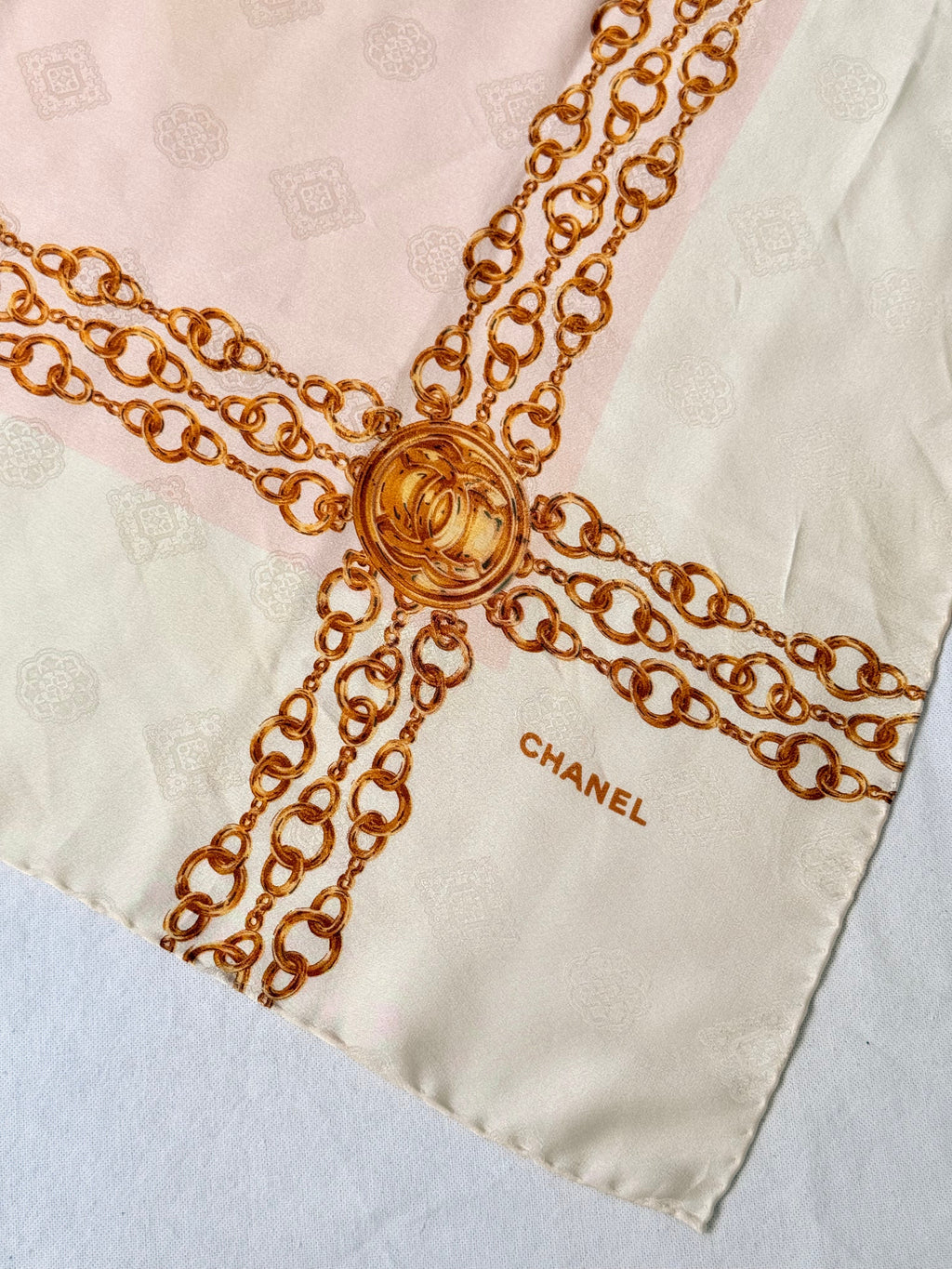 Foulard Chanel - Modèle Rose Pâle Et Blanc