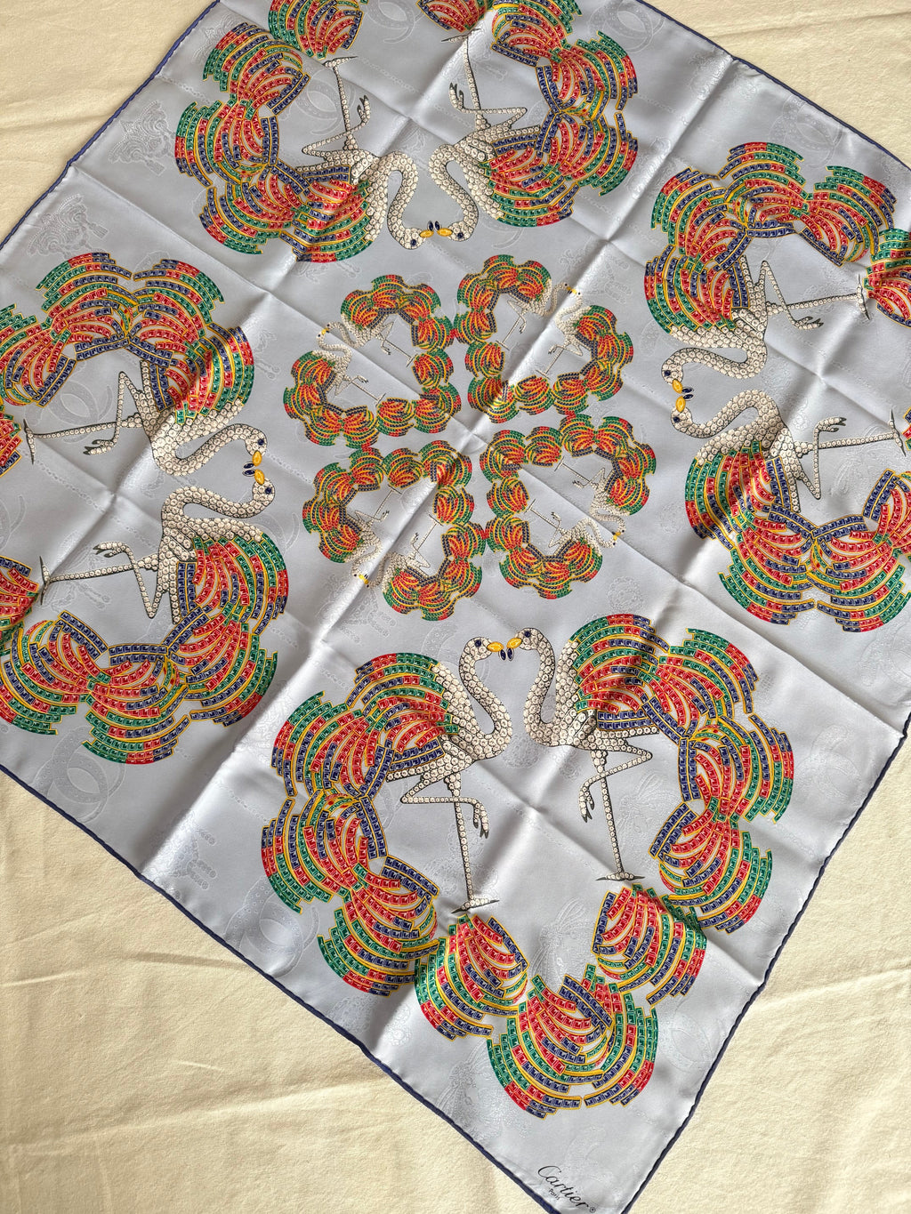 Bufanda Cartier – Estampados de plumas y cisnes multicolores