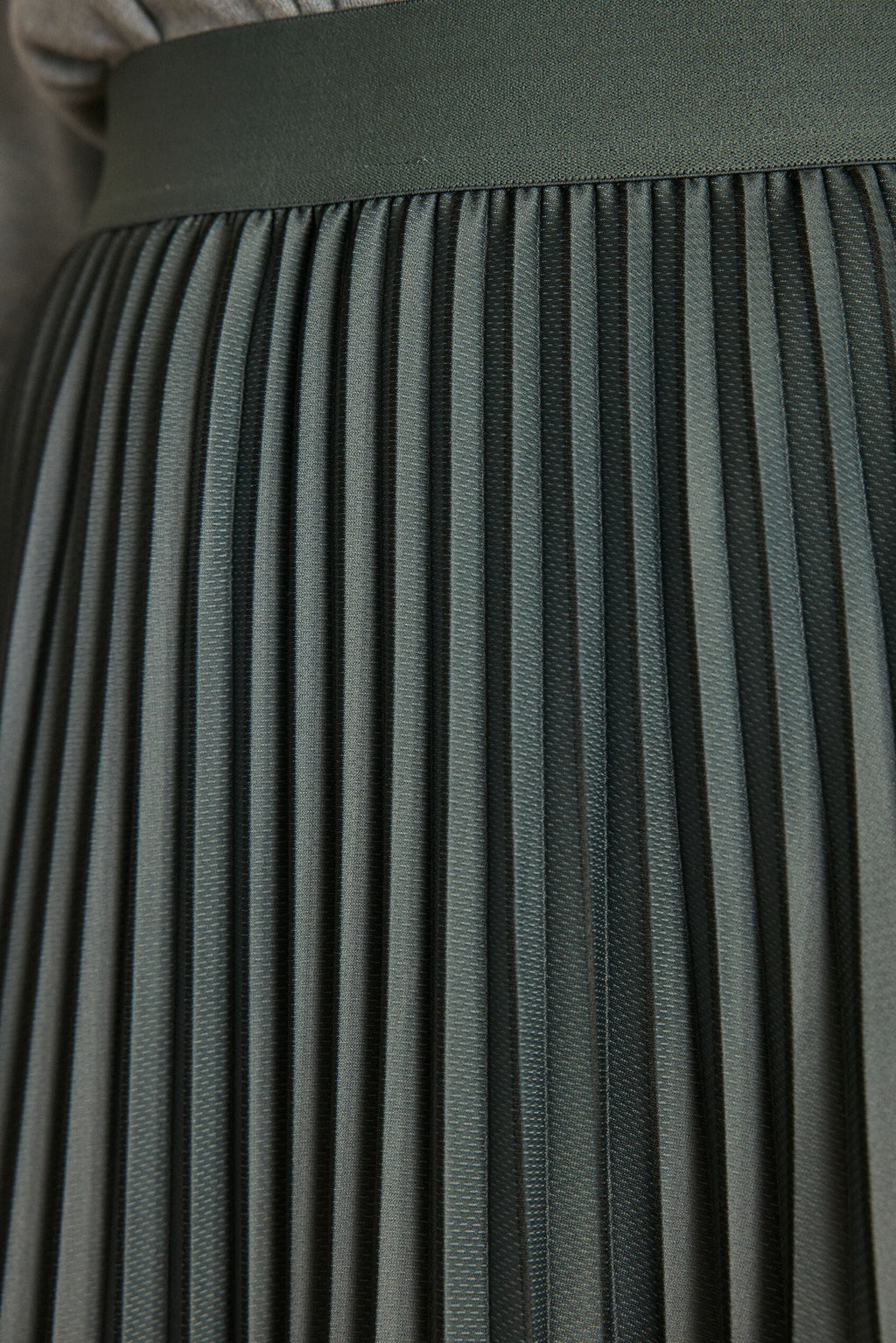 Darcy Fluid Pleated - Leaf