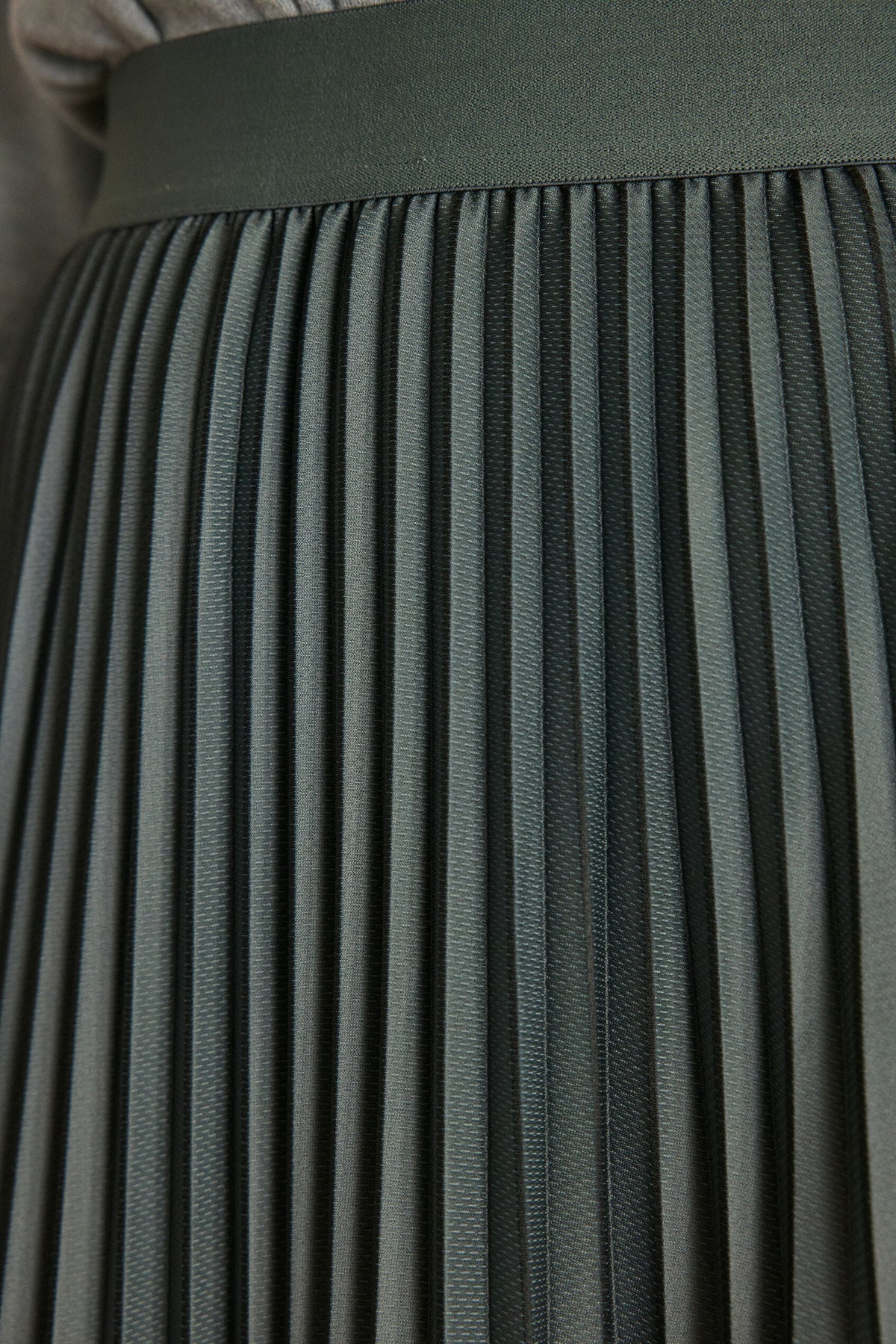 Darcy Fluid Pleated - Leaf
