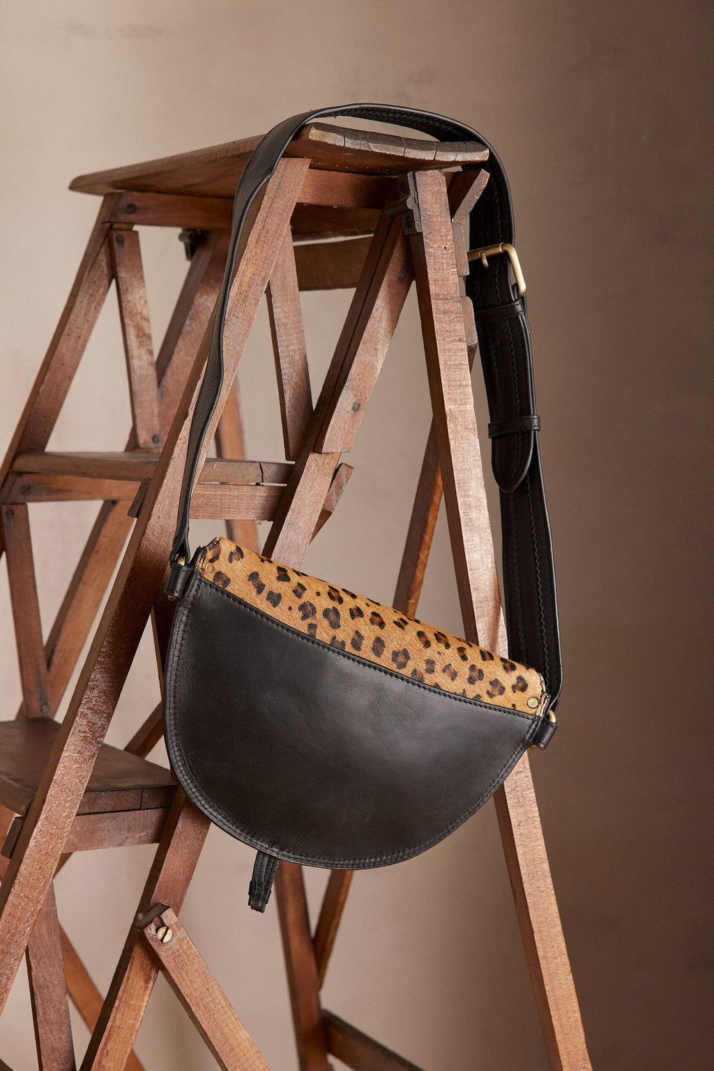 Lucien Banana Messenger Bag - Camel