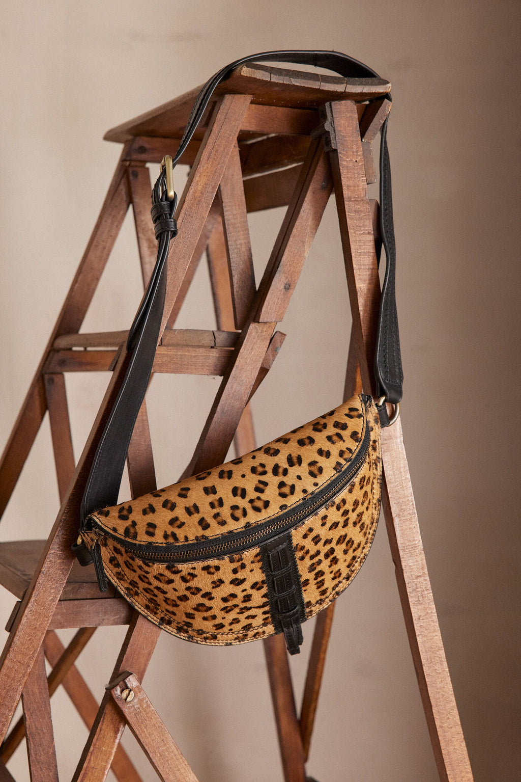 Lucien Banana Messenger Bag - Camel
