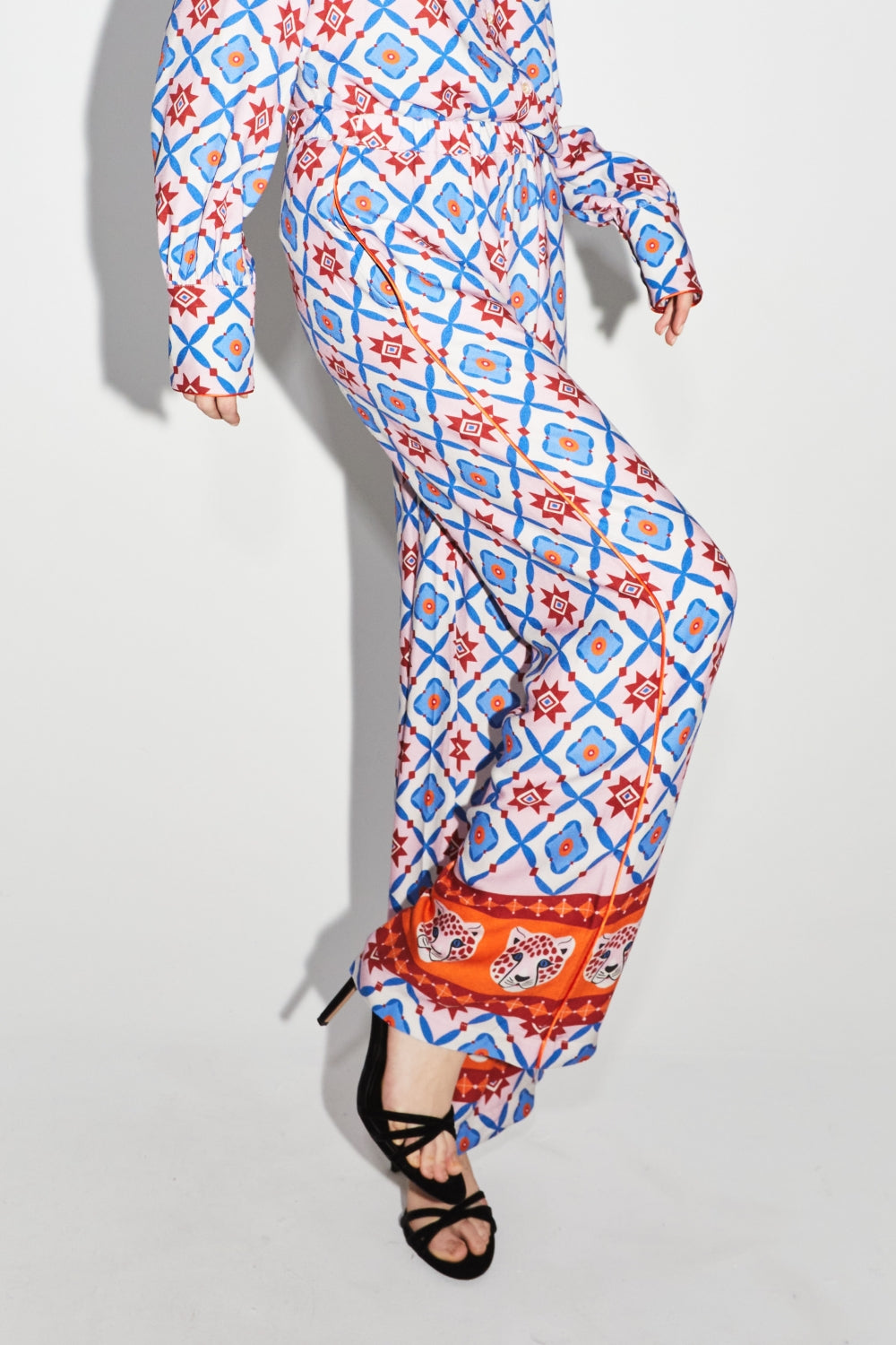 Los pantalones azules Tracy Léo Géo