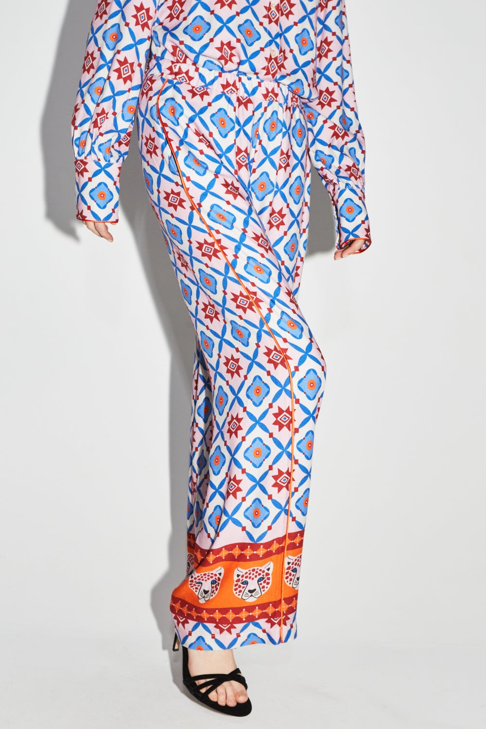 Los pantalones azules Tracy Léo Géo