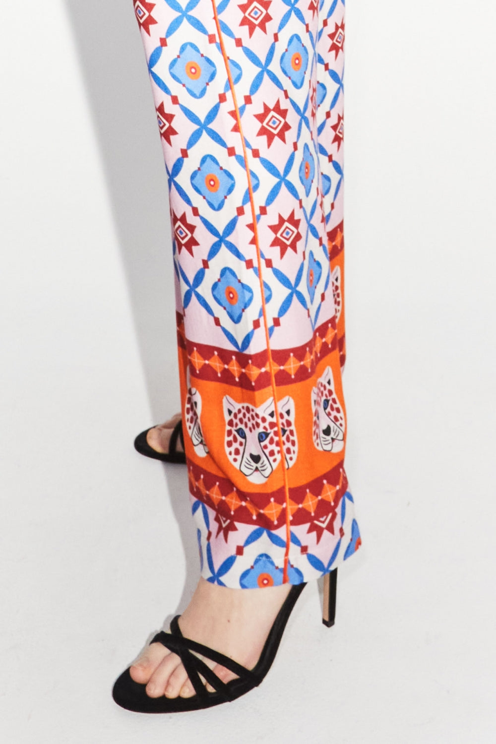 Los pantalones azules Tracy Léo Géo