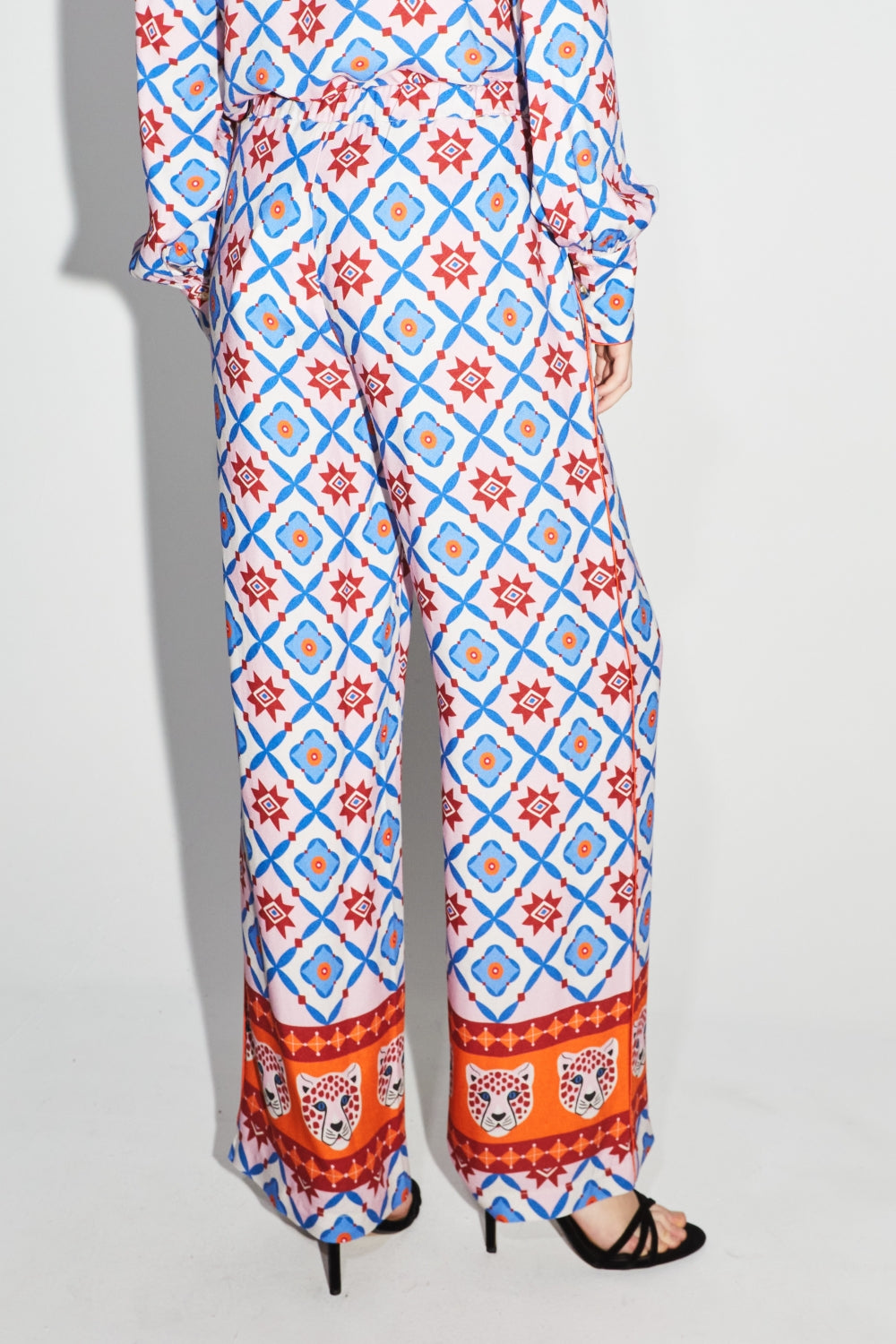 Los pantalones azules Tracy Léo Géo