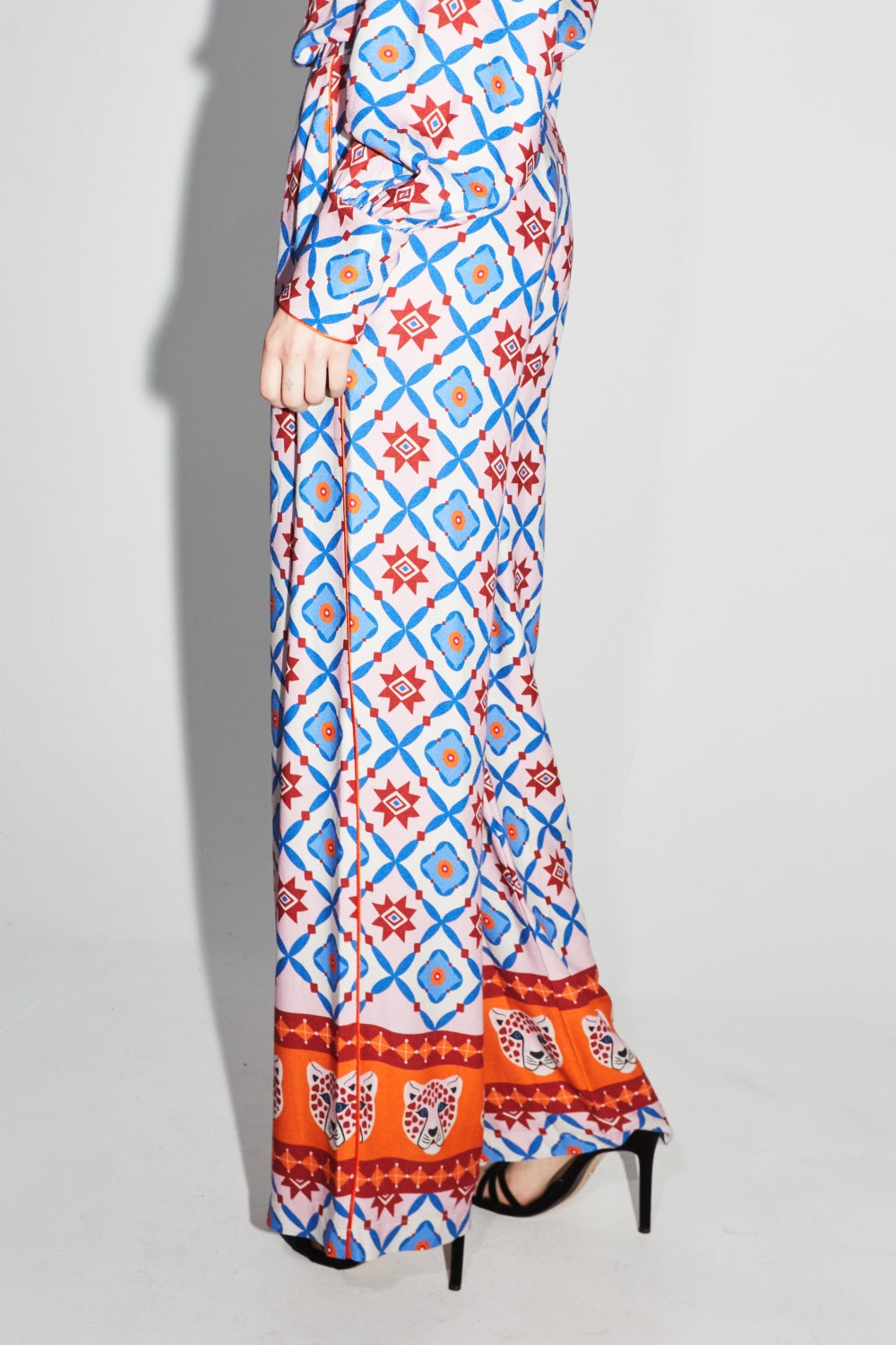 Los pantalones azules Tracy Léo Géo
