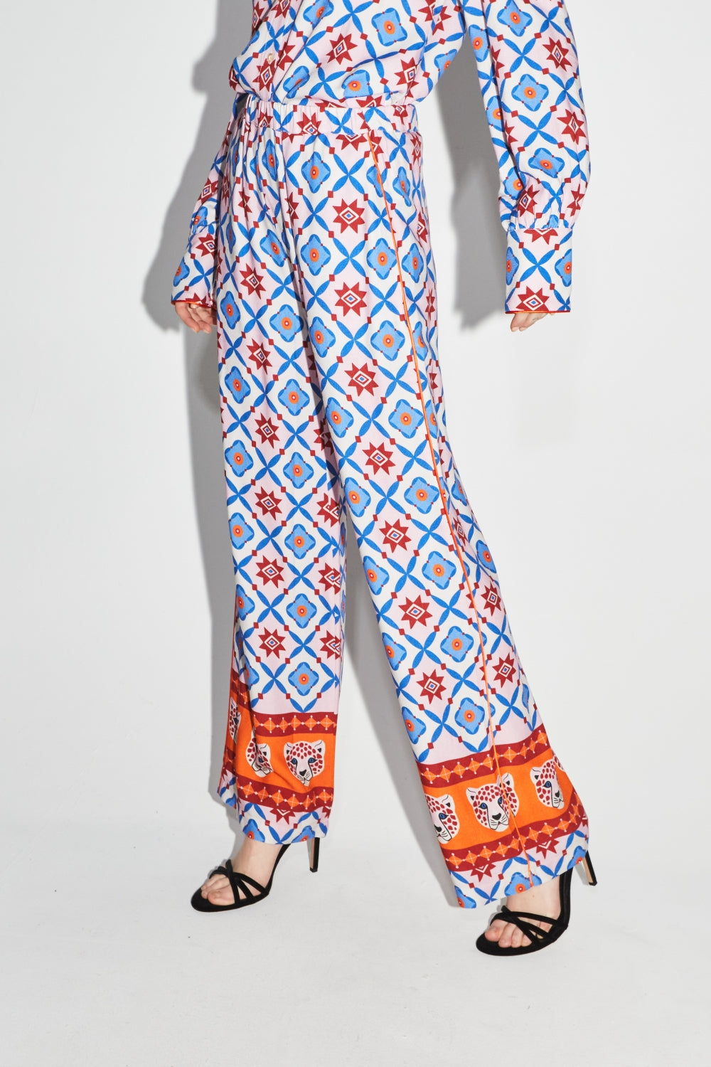 Los pantalones azules Tracy Léo Géo