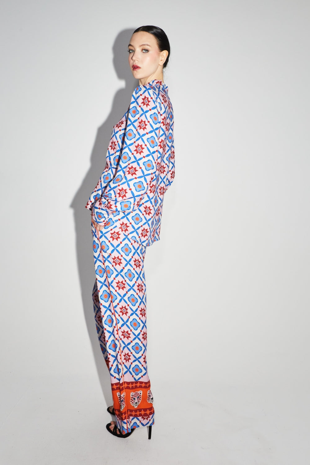 Los pantalones azules Tracy Léo Géo