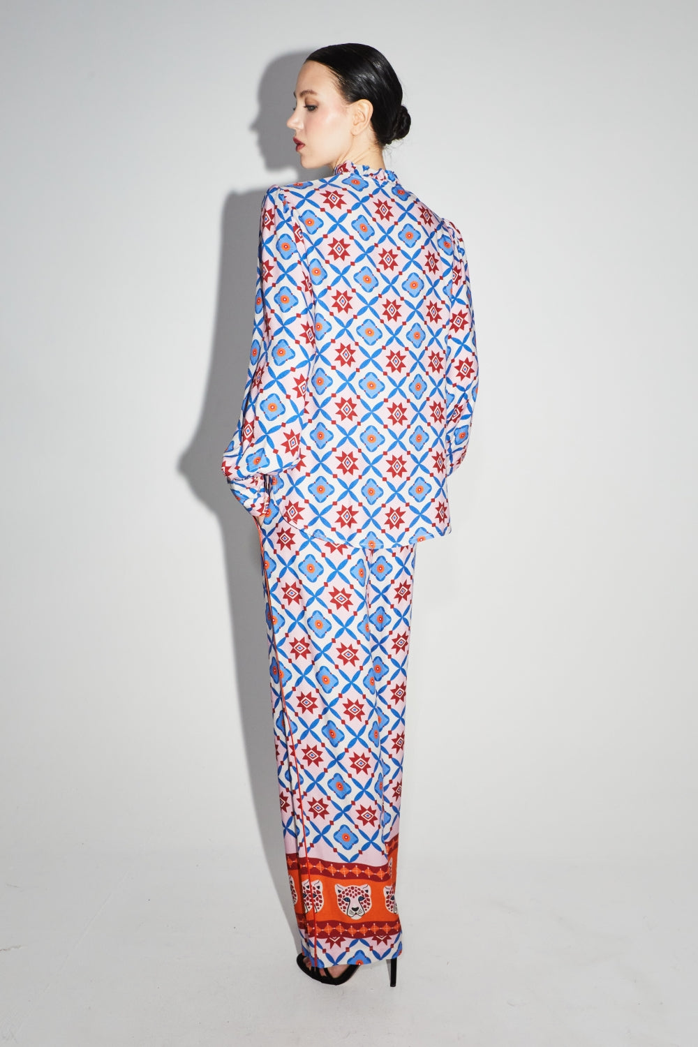 Los pantalones azules Tracy Léo Géo