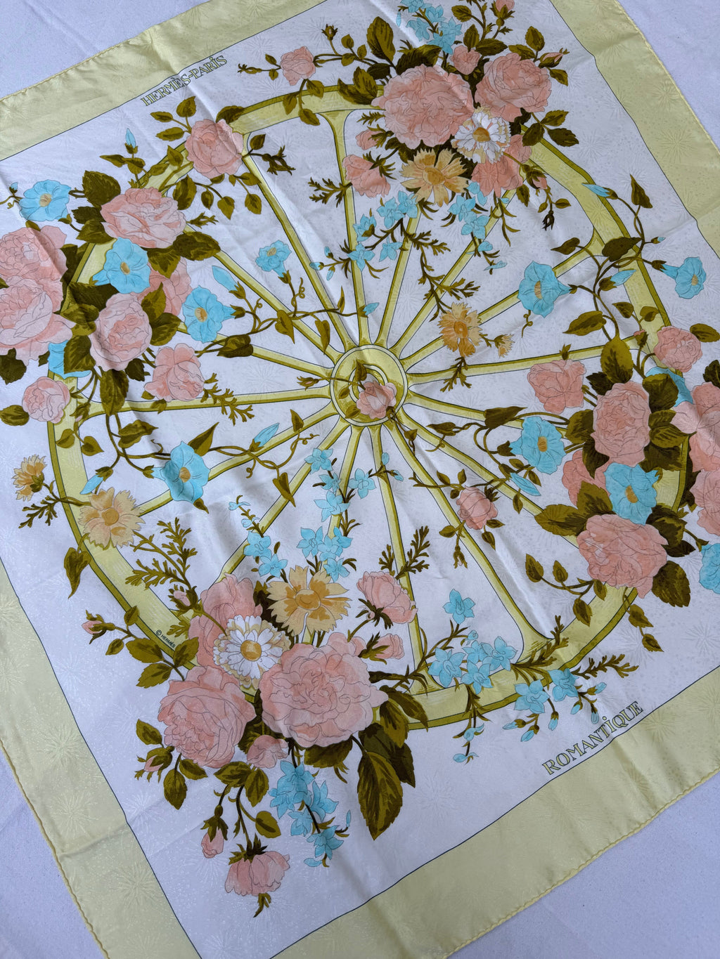 Foulard Hermès – Modèle Romantique